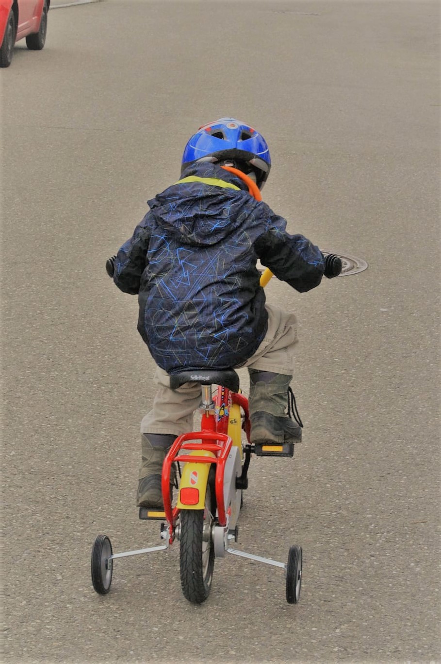 a kid bike with training wheels