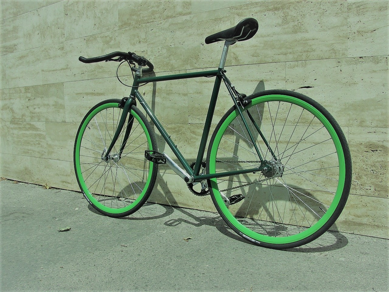 fixie bike vs single-speed freewheel bike